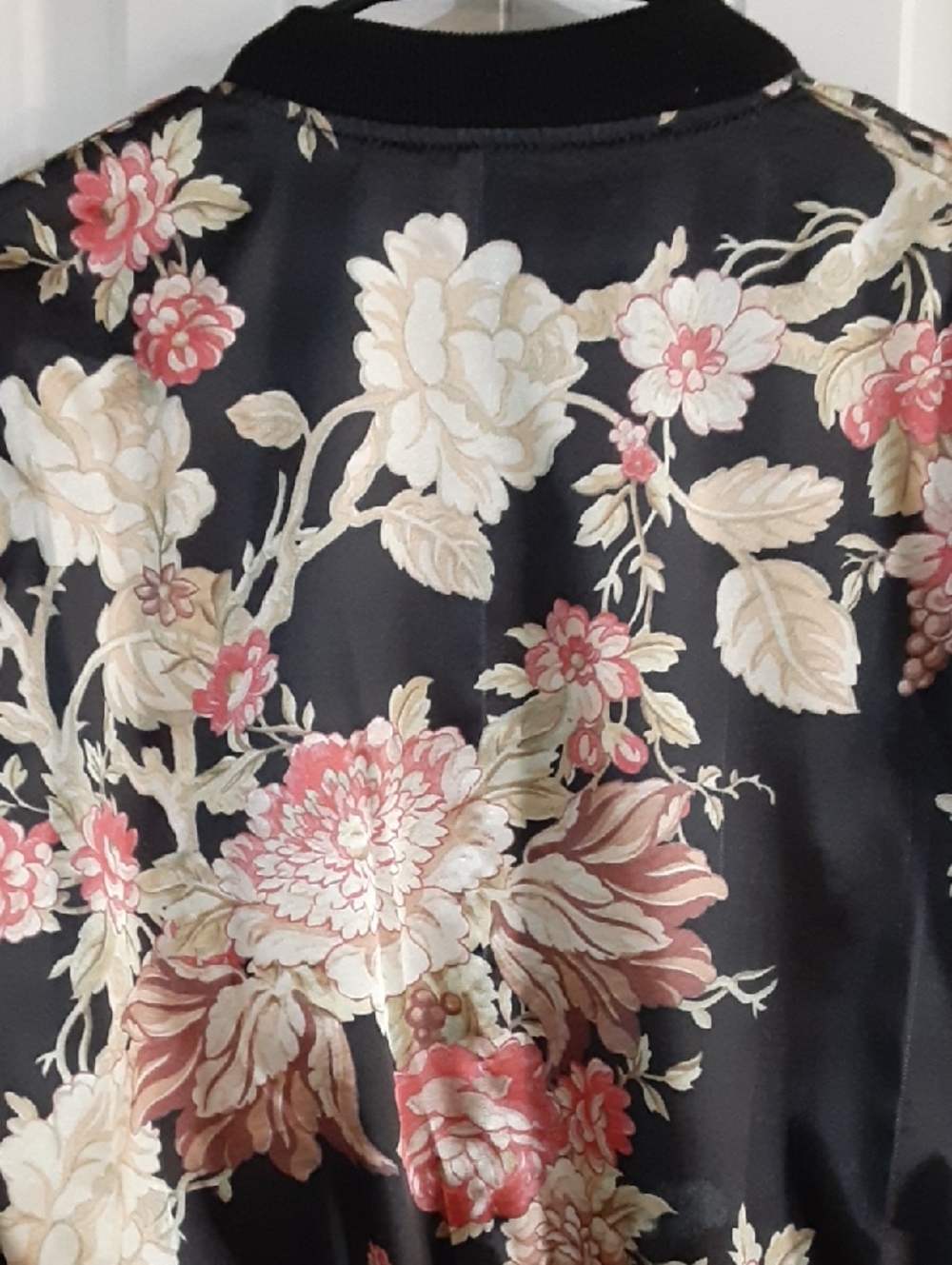 36.5 Elegant satin Floral Bomber Jacket Black Red Cream Small - Picture 5 of 12